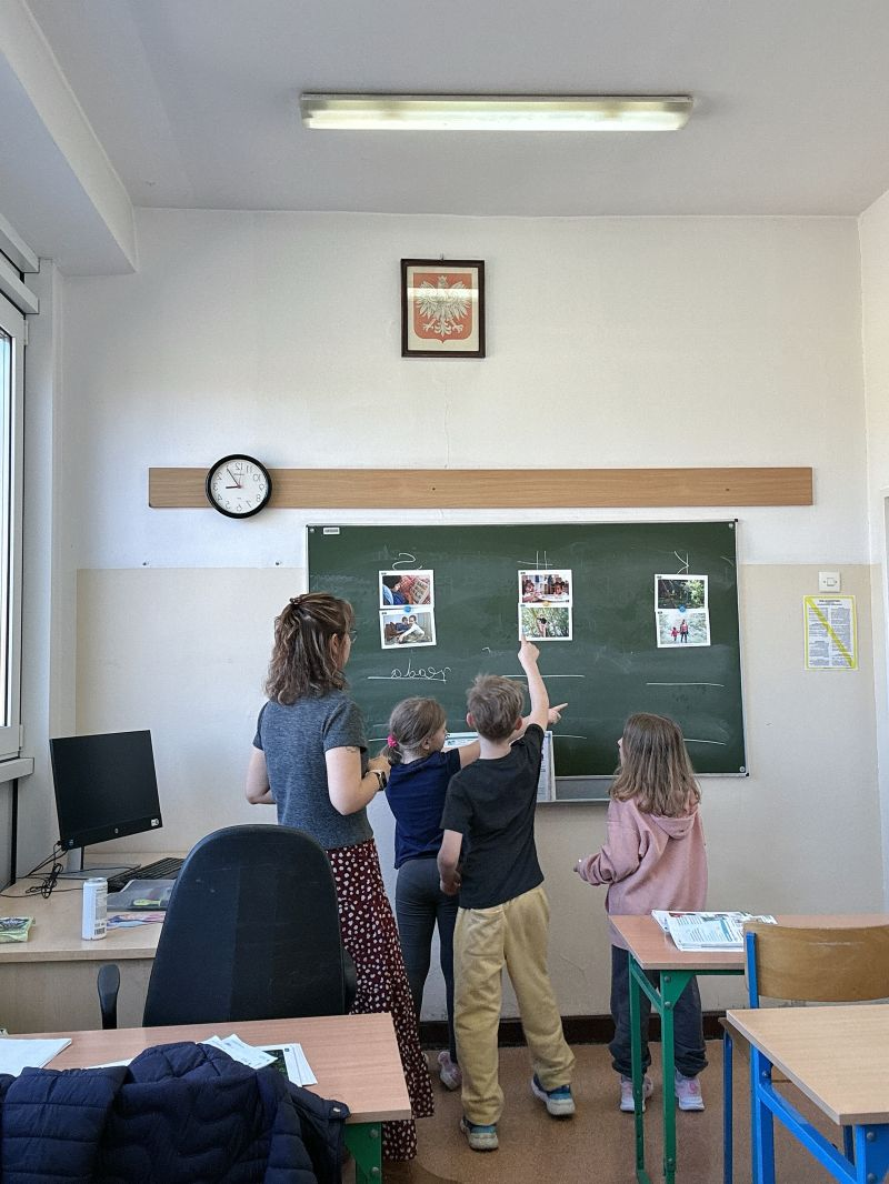 Back to basics: the power of visual scaffolding in low-tech classrooms.